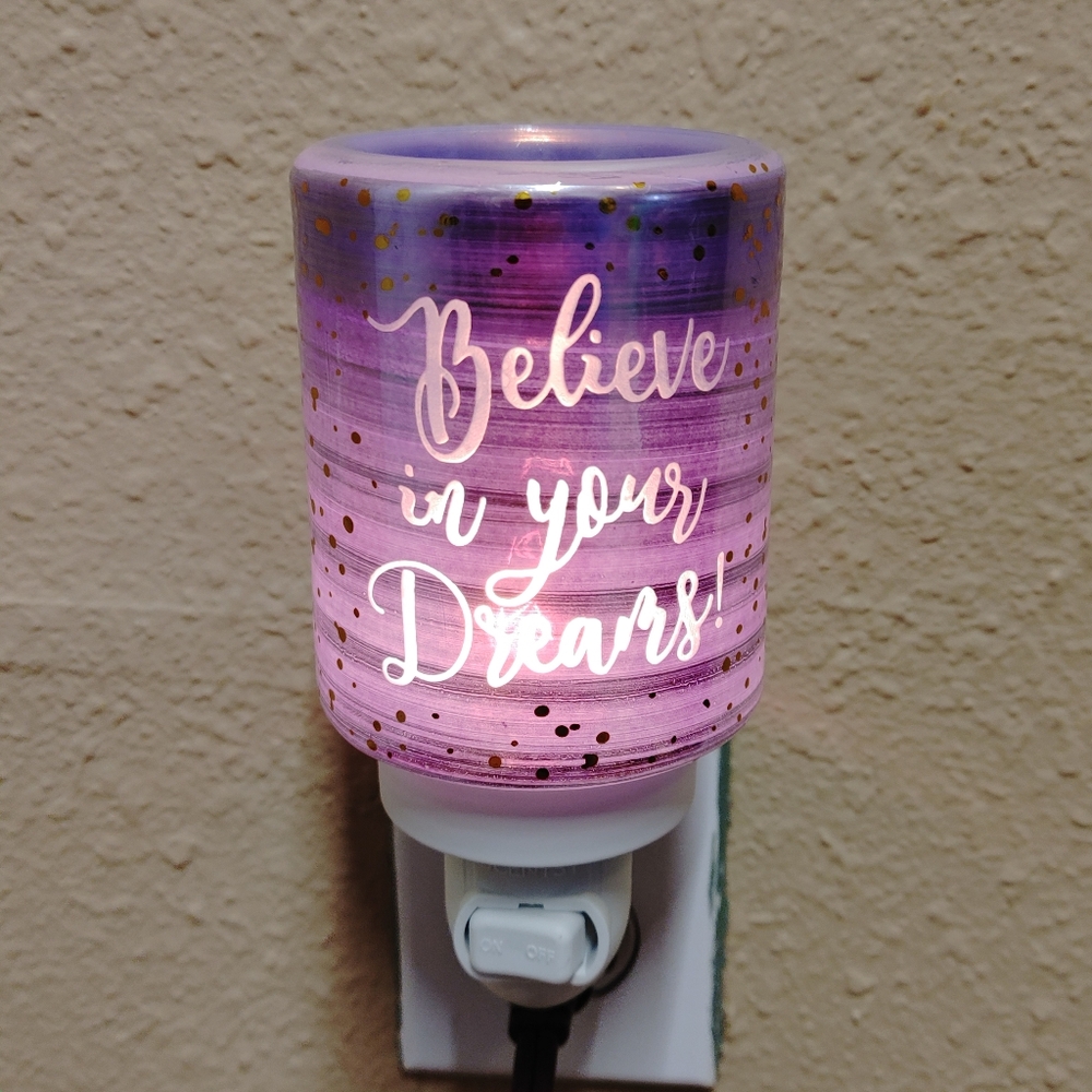 Scentsy "Believe In Your Dreams" Mini Wax Warmer Wall Plug Glass With Box